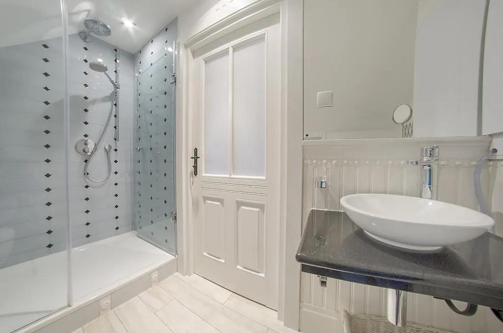 3 City Apartments - Emily Sopot